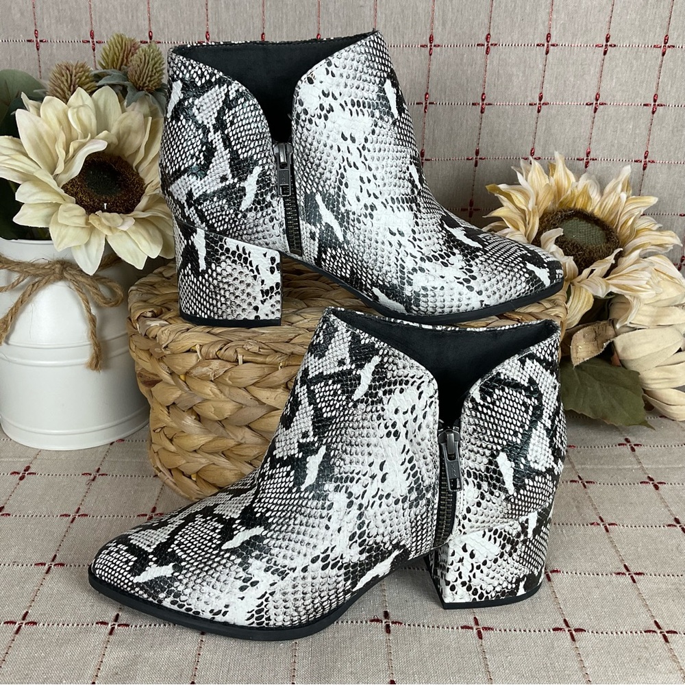 SEYCHELLES “Chaparral” Snakeskin Embossed Leather Almond Toe Ankle Boots Sz 8